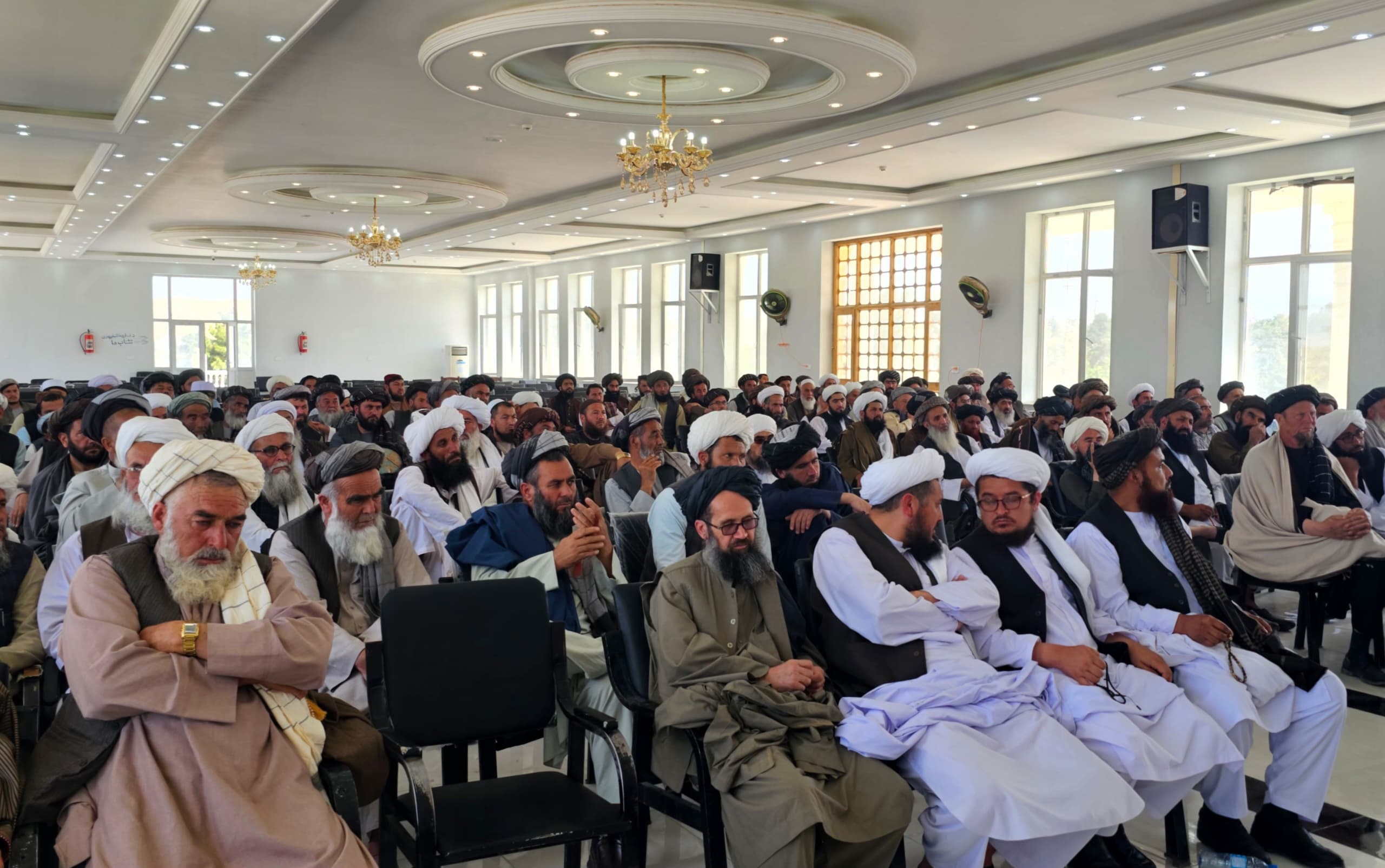 ((که څوک د افغانستان په چارو کې لاسوهنه وکړي د شړل شویو اشغالګرو په برخلیک به اخته شي))