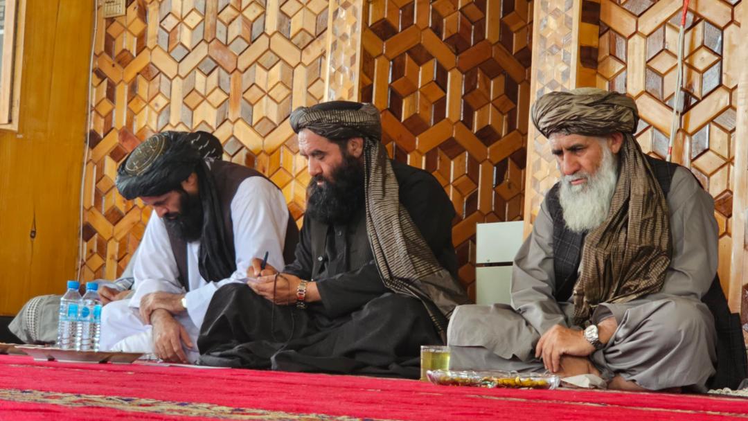 د ننګرهار ولایت له علماوو، قومي متنفذینو، پوهنتون استادانو او ځوانانو سره له اسلامي نظام څخه د دفاع لپاره له درنو خلکو سره غونډه تر سره شوه