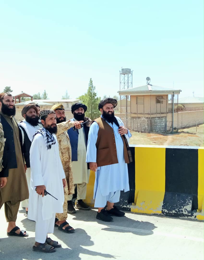 د افغانستان او تاجکستان هيواد پر ګډه پوله، له شېرخان بندر څخه د مسؤلينو لېدنه